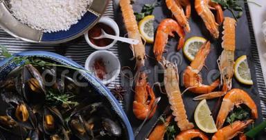 西班牙海鲜海鲜饭的多利自顶俯视图：贻贝、特大虾、朗古斯汀